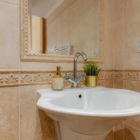 Chez Imaginarios-exclusive & Hideout *