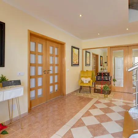 Chez Imaginarios-exclusive & Hideout